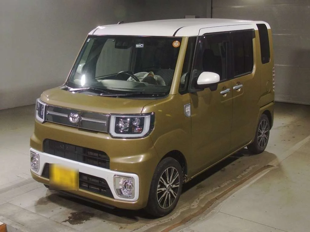 Toyota Pixis Mega LA700A 2021